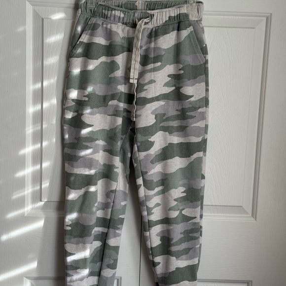 Aerie Camo Cropped Pants - Green and Gray - Picture 2 of 4